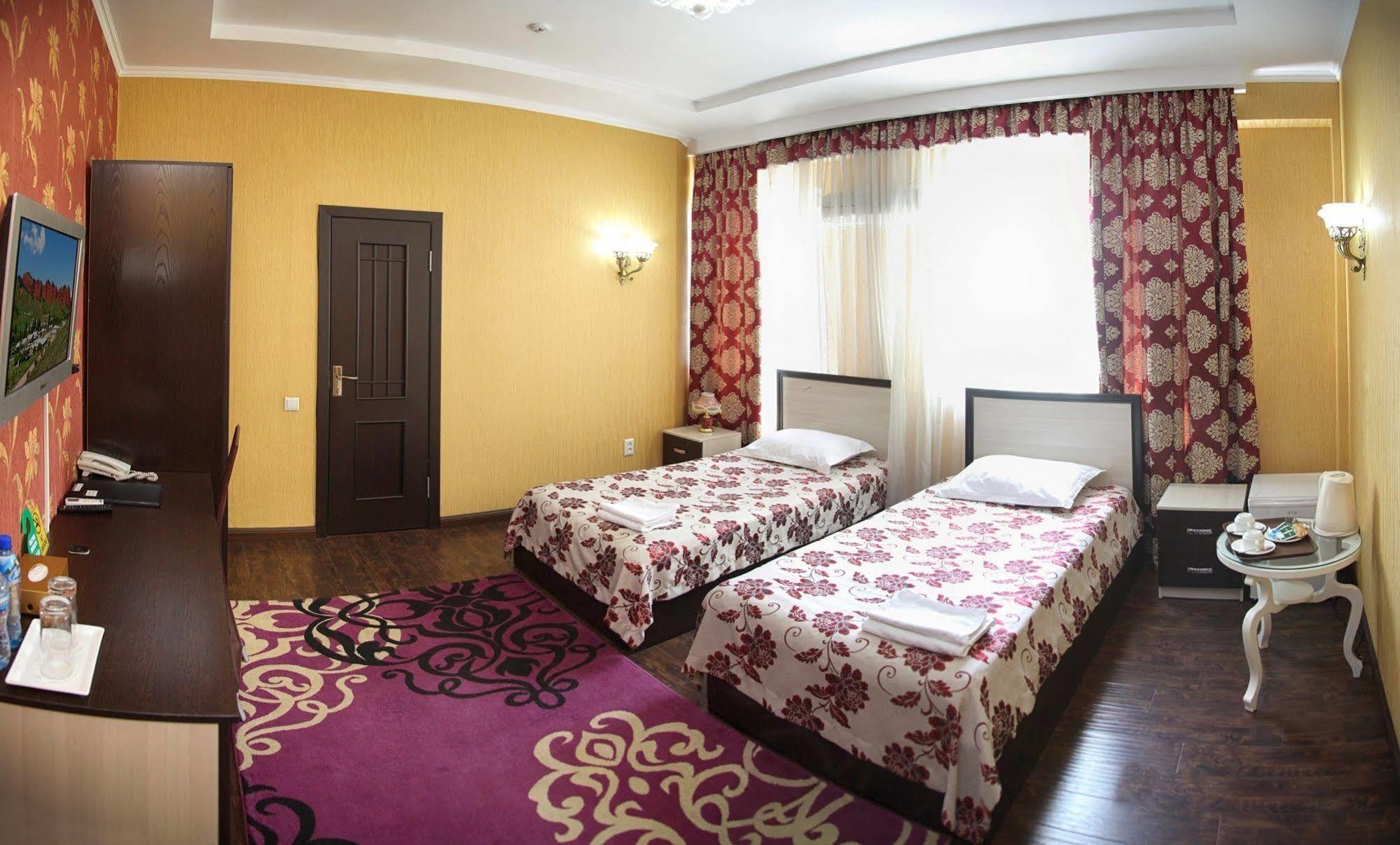 Voyage Hotel Бишкек Экстерьер фото